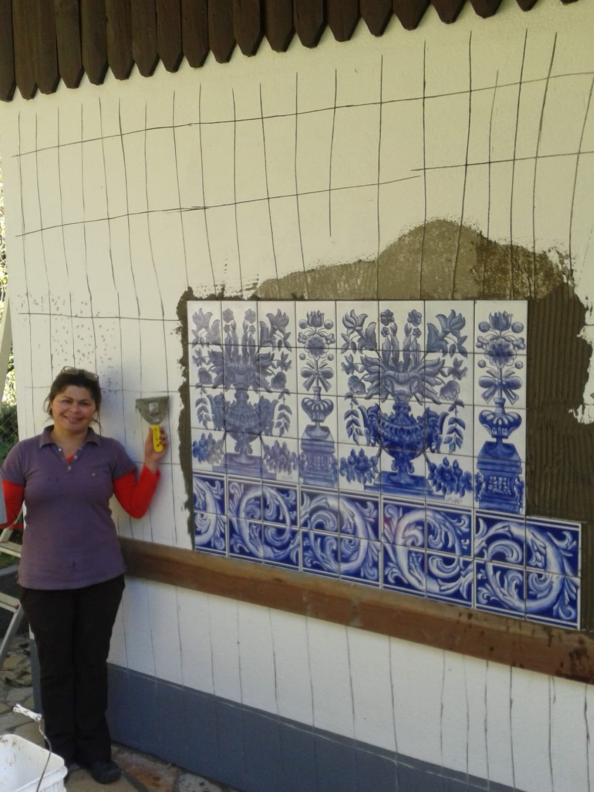 Artista no ateliê instalando azulejos