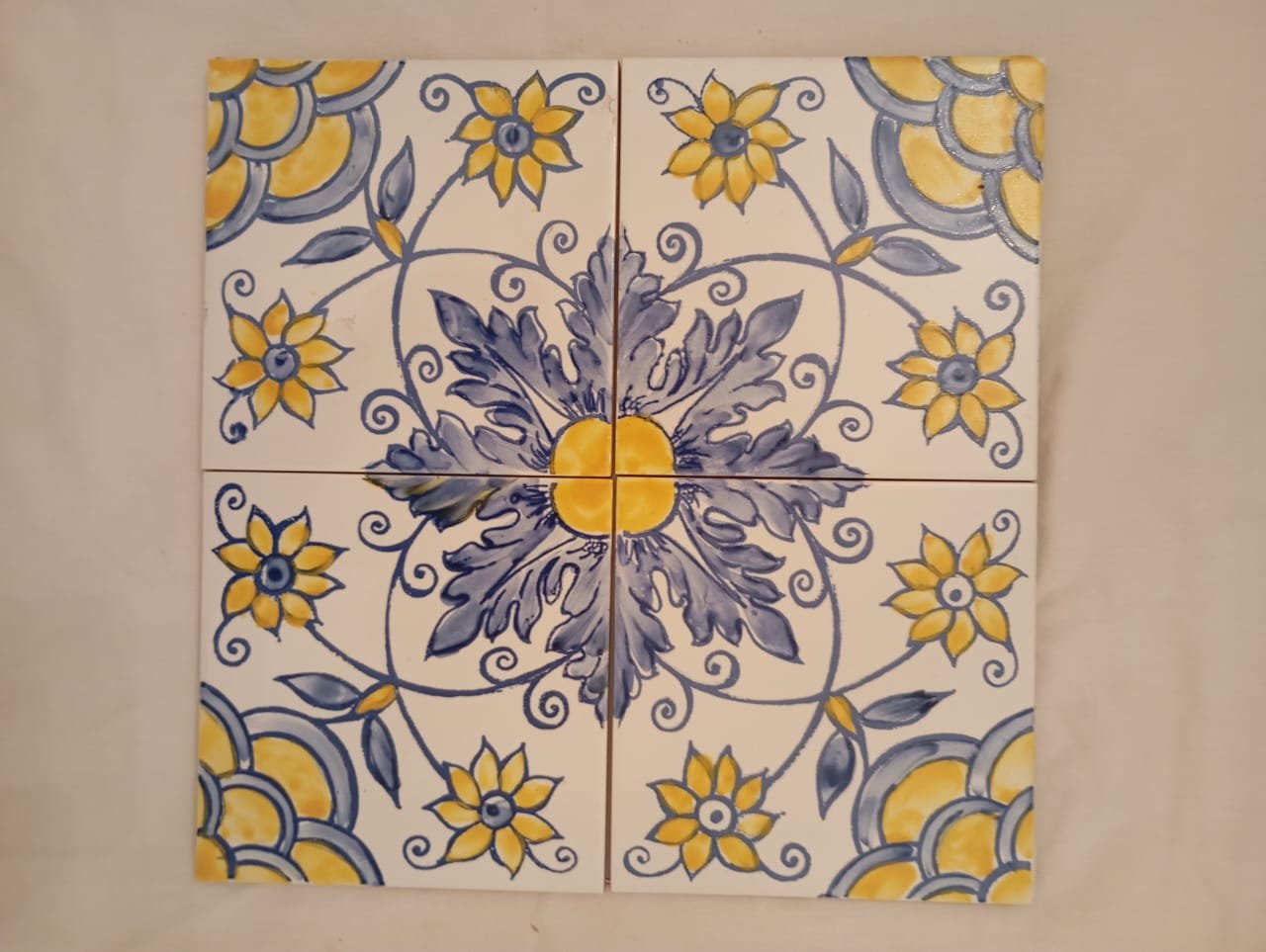 Azulejos com motivos florais amarelo e azul