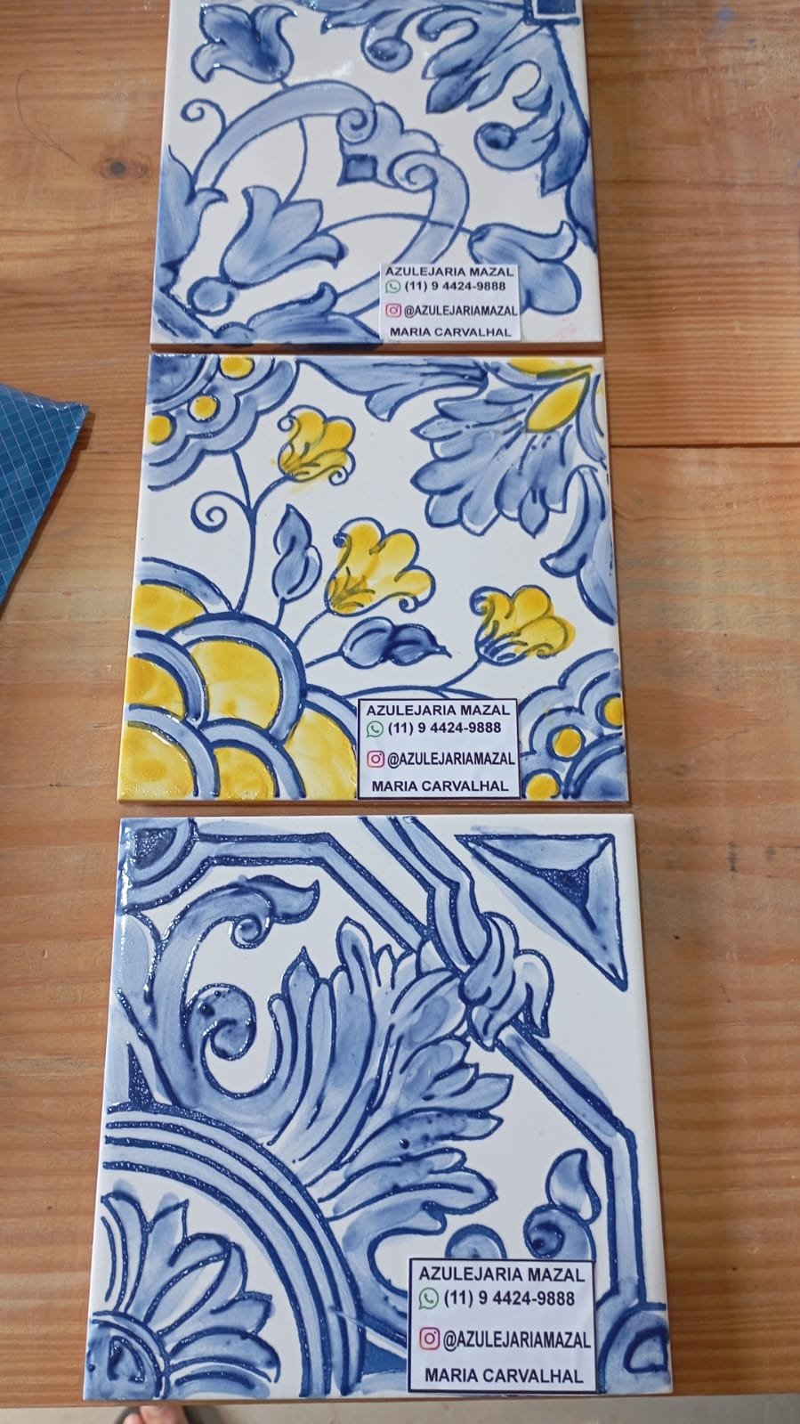 Azulejos com padrão em azul — vista empilhada