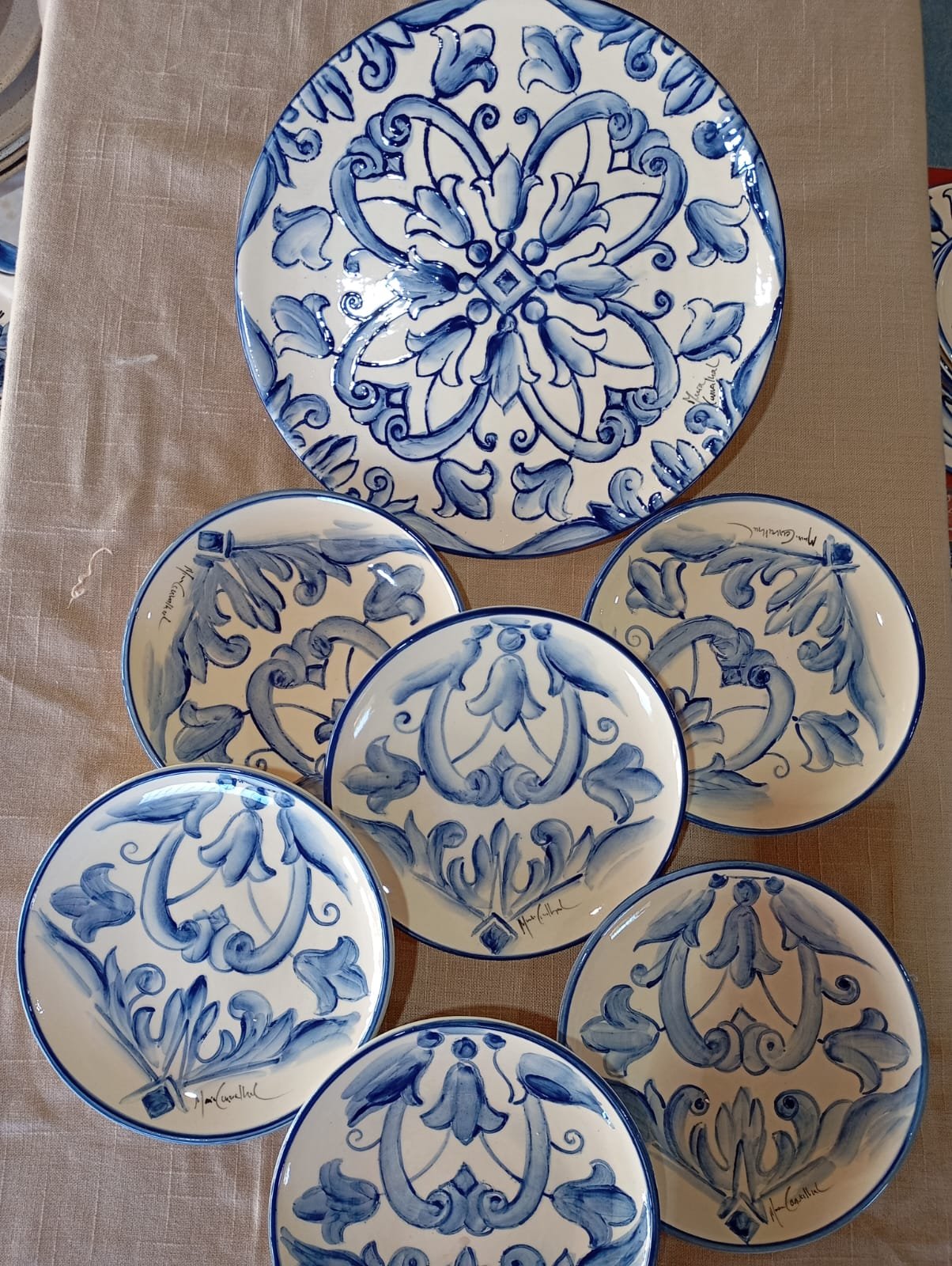 Conjunto de louças pintadas à mão