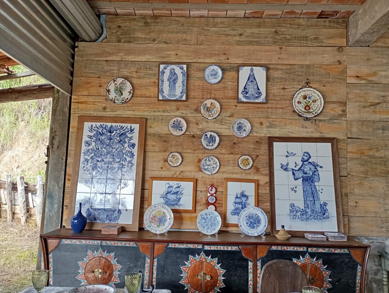 Exposição de azulejos e louças no ateliê