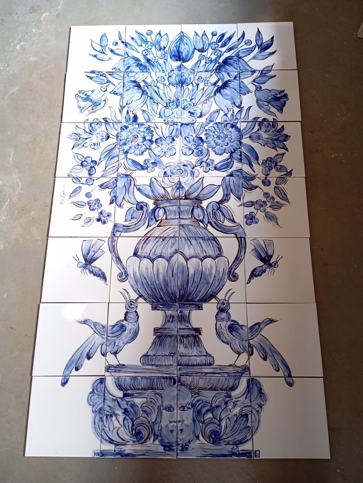 Painel de azulejos com vaso e flores