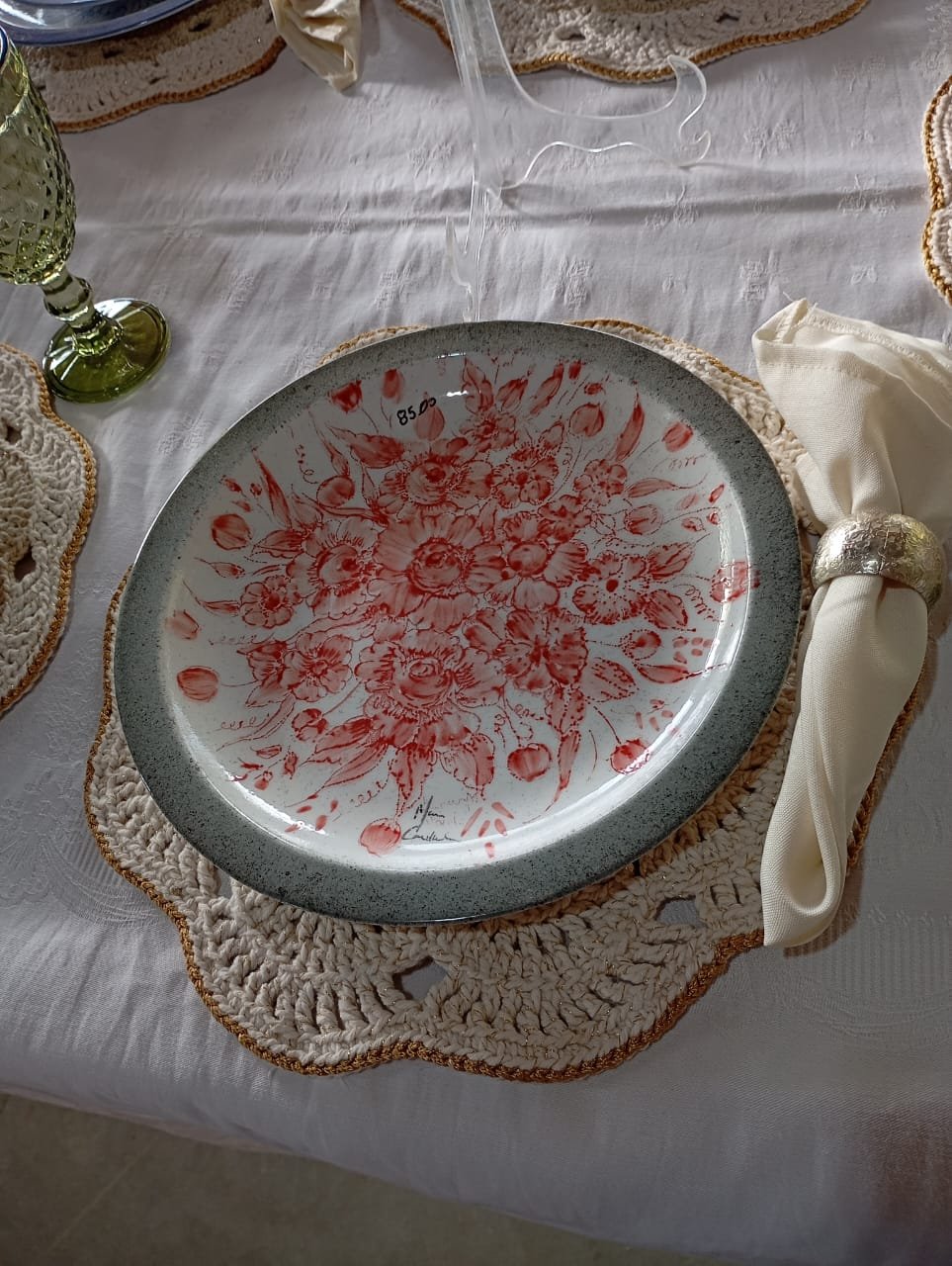 Prato floral vermelho